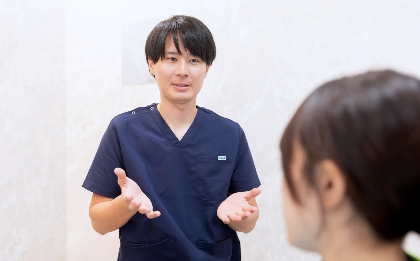患者さまに説明する院長