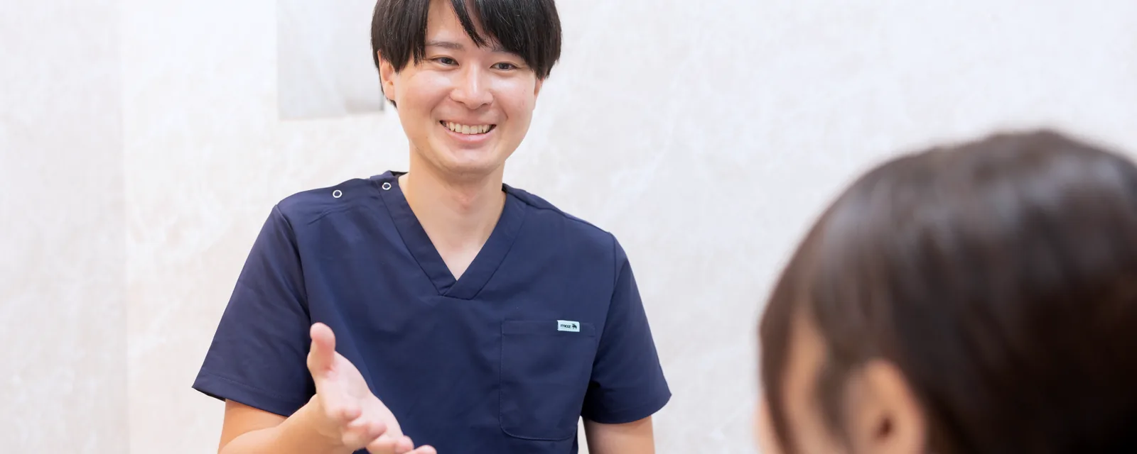 口元の美容相談にのる院長
