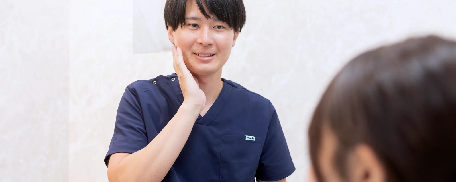 噛み合わせの症状について説明する院長