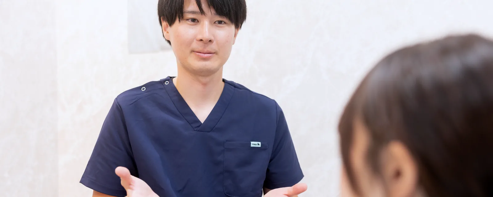 入れ歯について説明する院長