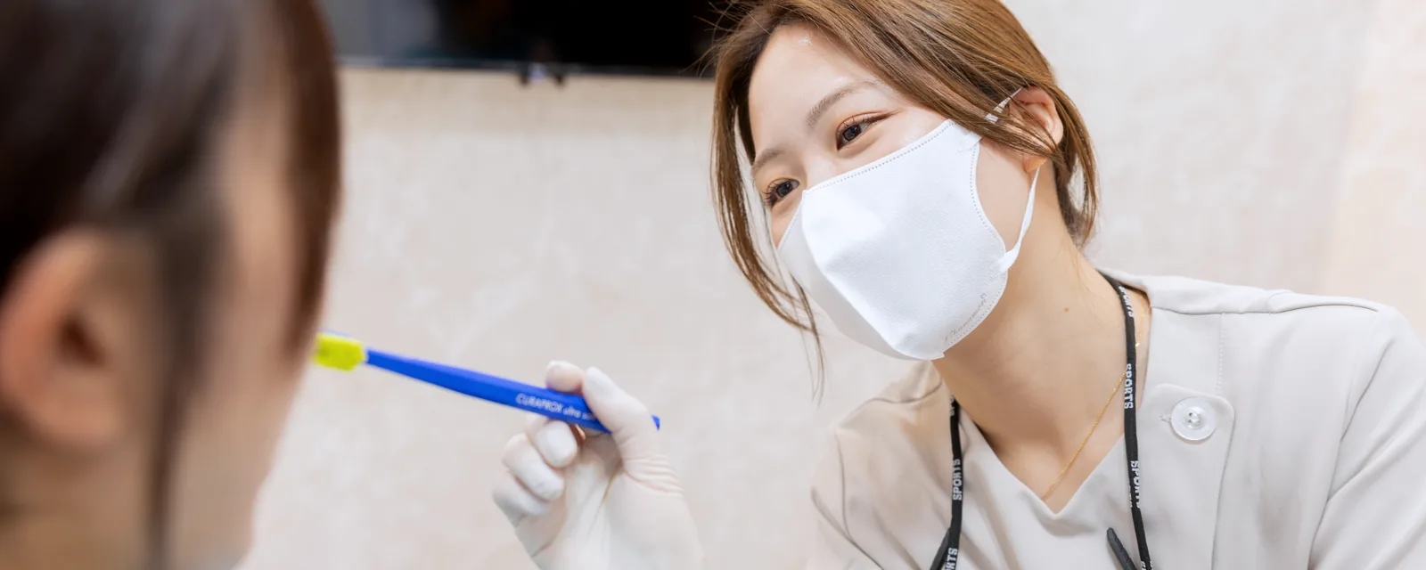 お子さまに歯みがきを教える歯科衛生士