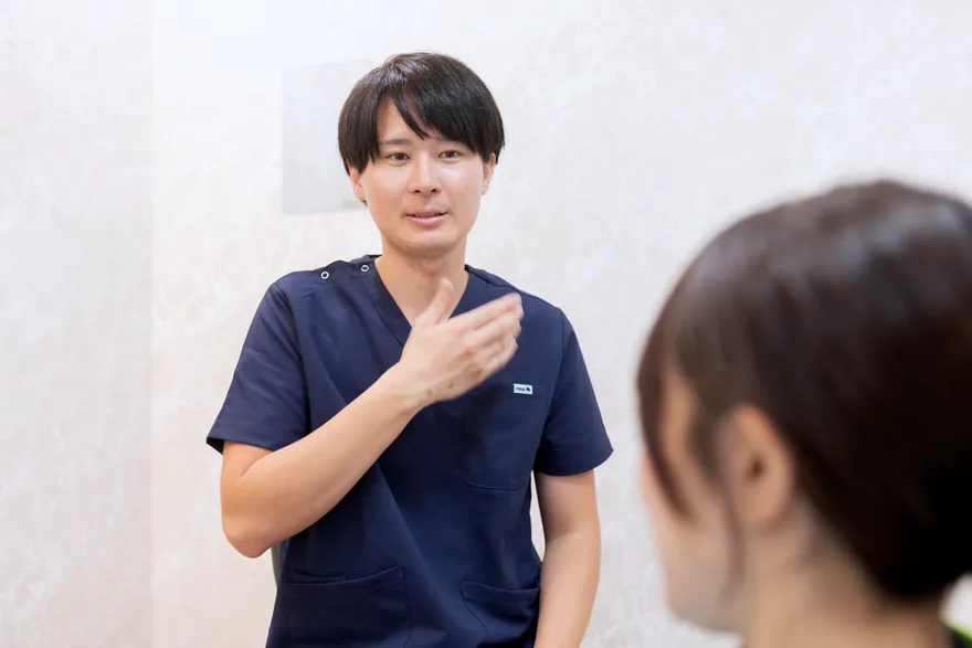 口元の美容相談にのる院長