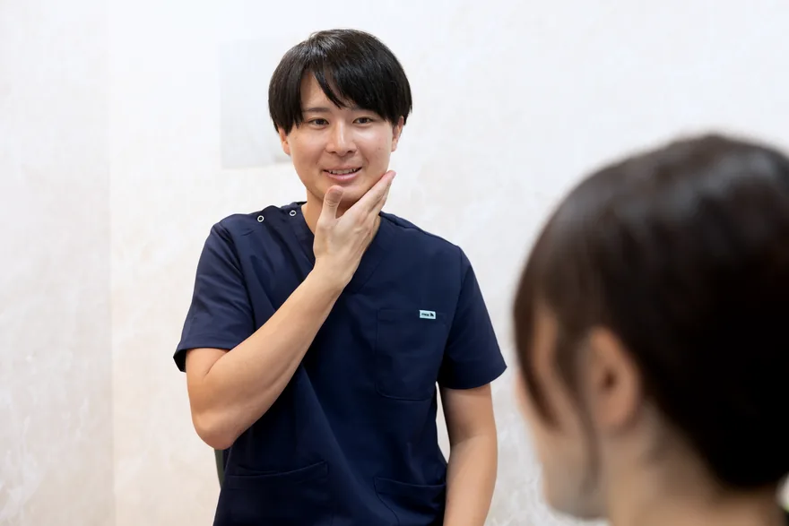 噛み合わせについて説明する院長