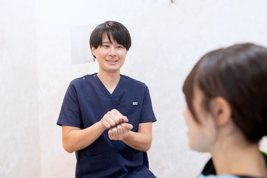 入れ歯について説明する院長