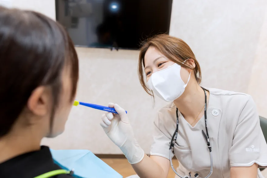 お子さまに歯みがきを教える歯科衛生士