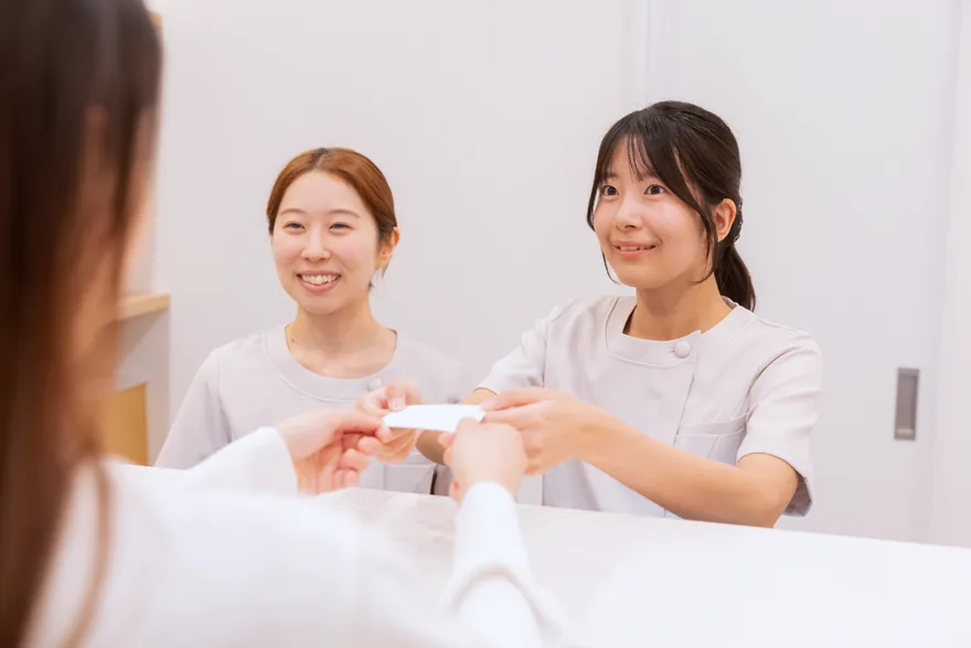 受付で患者さまを案内するスタッフ