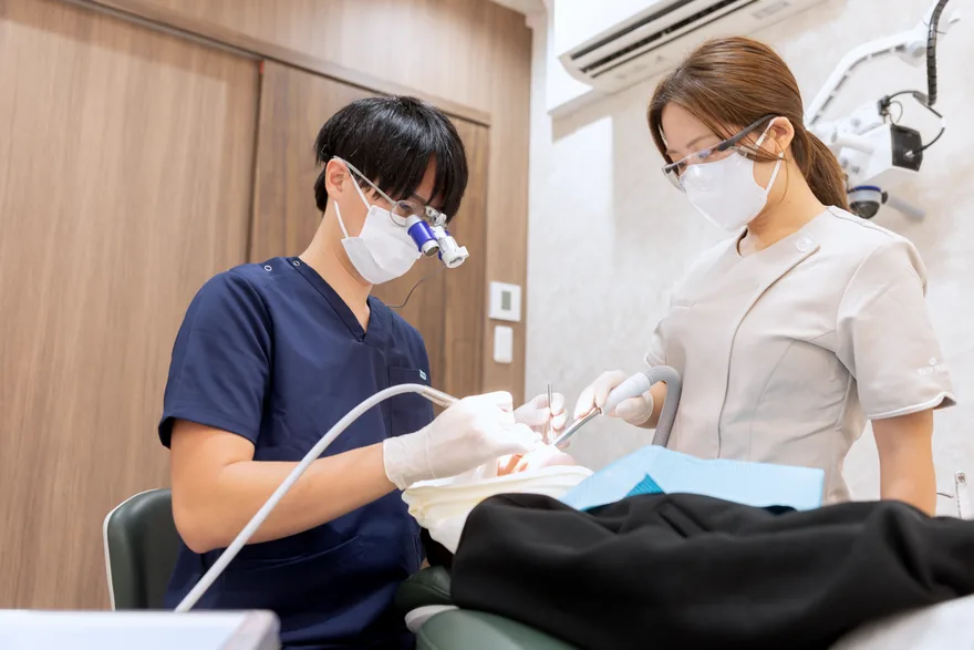 口腔外科処置を行う院長