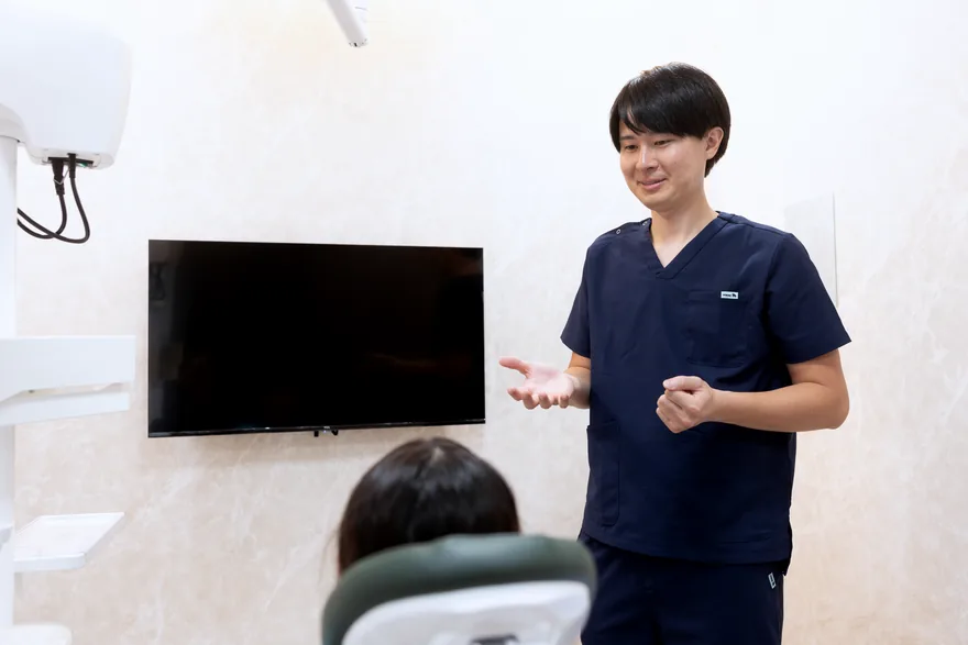 矯正治療について説明する院長